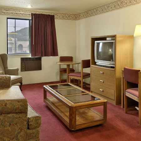 Hotel Super 8 Butler Habitación foto