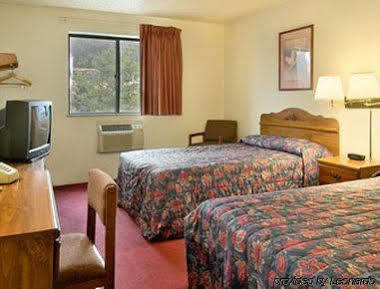 Hotel Super 8 Butler Exterior foto